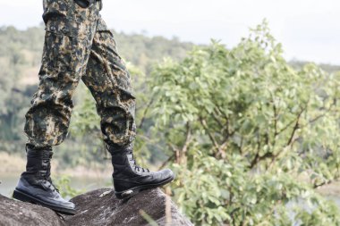 Asker stand doğa arka planda kayaya