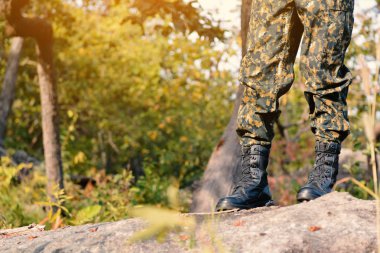 Asker stand doğa arka planda kayaya