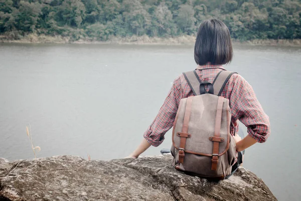 Aziatische vrouwen in de natuur en ontspannen tijd op holiday.concept reizen kleur van vintage Toon — Stockfoto