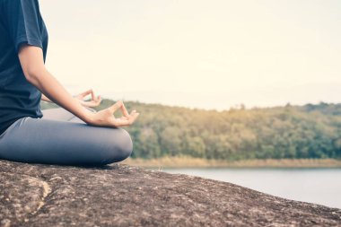 Kadınlar yoga Nehri, vintage sesi rengini yakınında doğada