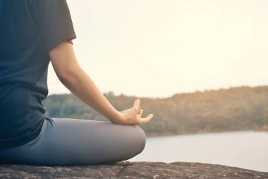 Kadınlar yoga Nehri, vintage sesi rengini yakınında doğada