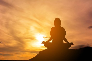 Siluet kadınlar yoga doğa gökyüzü günbatımı, renk vintage sesi