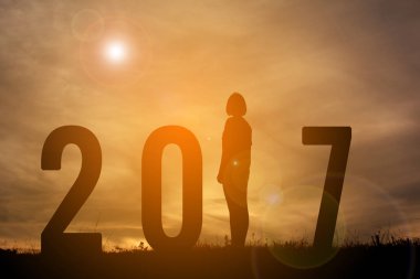 Gökyüzü günbatımı siluet kadın. Kavram yeni yıl