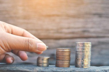 Eski ahşap ağaç bokeh background.concept kurtarmak para üstünde para tutan el