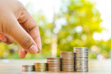 Eski ahşap ağaç bokeh background.concept kurtarmak para üstünde para tutan el