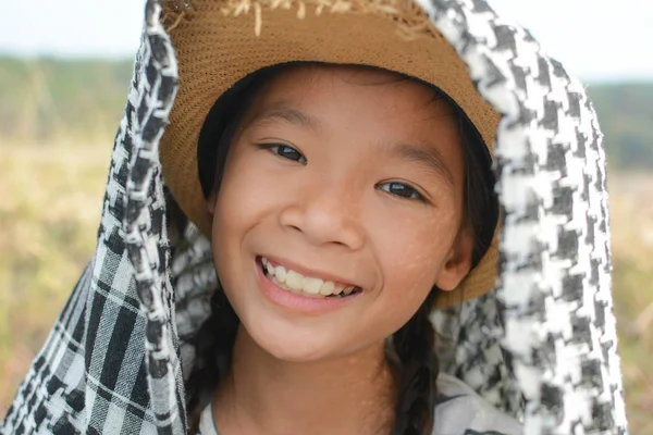 Portret van gelukkig jong meisje in de natuur — Stockfoto