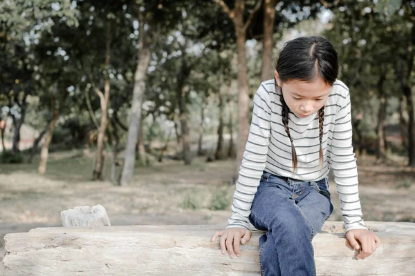 Sola giovane ragazza seduta nel parco lei triste — Foto Stock