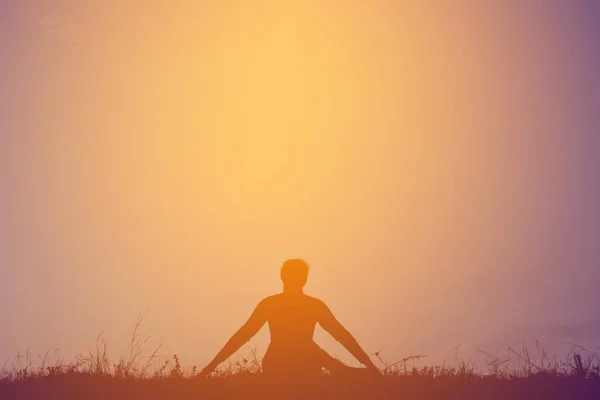 Silhouette kvinnor yoga i naturen — Stockfoto