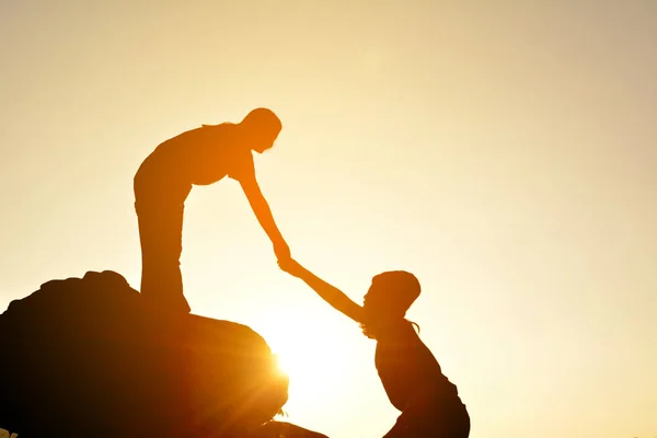 Silhouette glücklicher Frauen auf dem Felsen in der Nähe des Flusses — Stockfoto