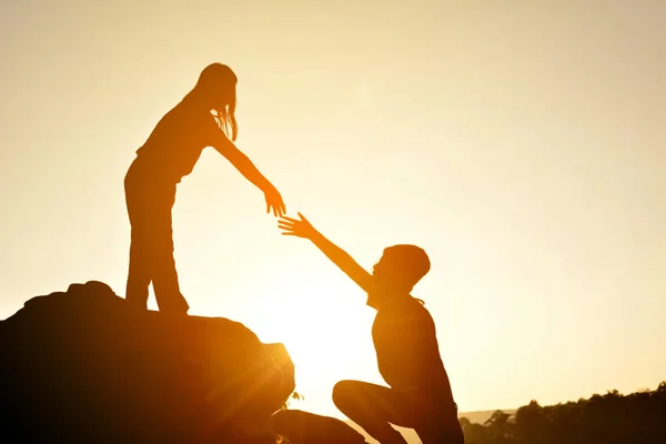 Silhouette glücklicher Frauen auf dem Felsen in der Nähe des Flusses — Stockfoto