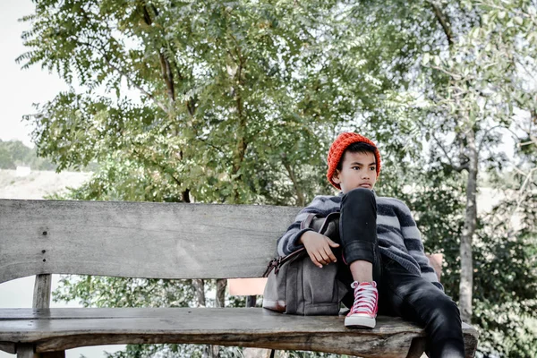 Feliz asiático menino mochila no natureza fundo — Fotografia de Stock