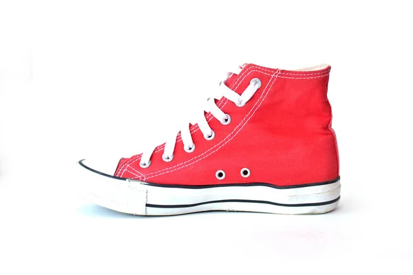 Rode sneakers op wit — Stockfoto