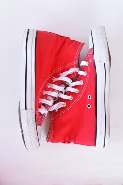 Beyaz üzerine kırmızı spor ayakkabılar 