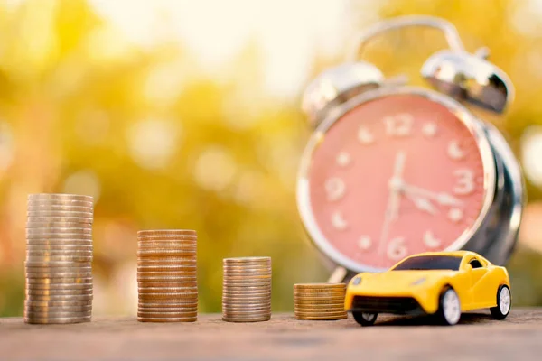 Alarma polla con coche moneda en madera vieja — Foto de Stock