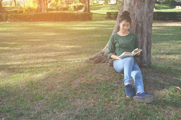 Donne asiatiche che leggono un libro nella natura e si rilassano in vacanza — Foto Stock