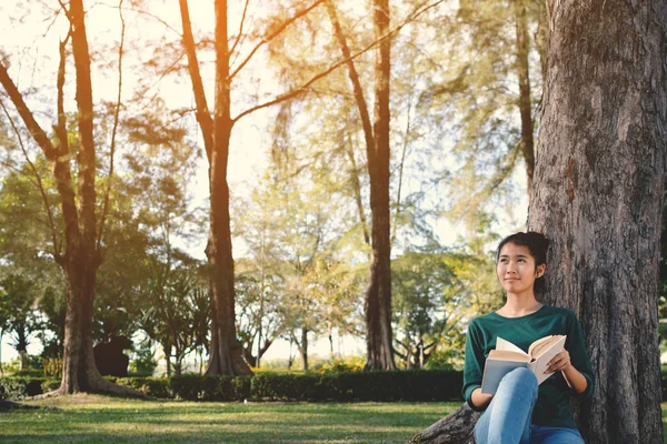 Donne asiatiche che leggono un libro nella natura e si rilassano in vacanza — Foto Stock
