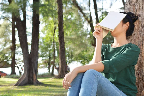 Donne asiatiche che leggono un libro nella natura e si rilassano in vacanza — Foto Stock