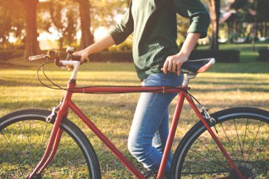 Bisiklet Park kadınlarla mutlu Asya hipster