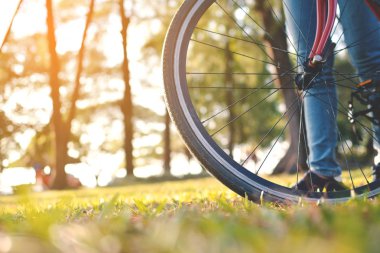Bisiklet Park kadınlarla mutlu Asya hipster