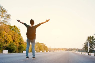 Mutlu Asyalı kadınlar yol ve orman arka planda sırt çantası