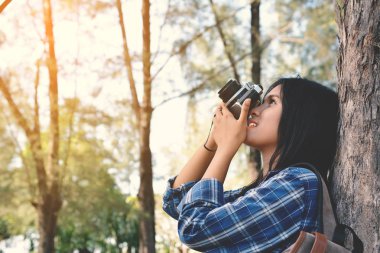 Asyalı kadınlar bir kamera çekim holding