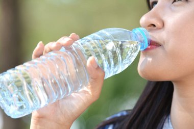 Asyalı kadınlar içme suyu doğada 