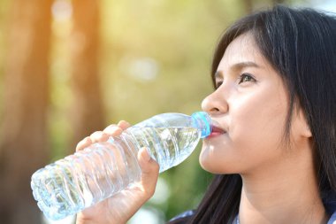 Asyalı kadınlar içme suyu doğada 