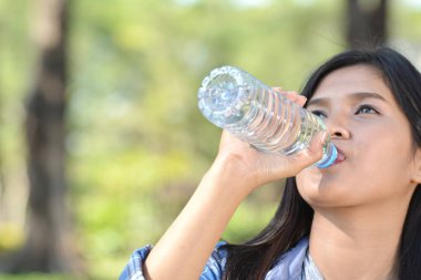 Asyalı kadınlar içme suyu doğada 