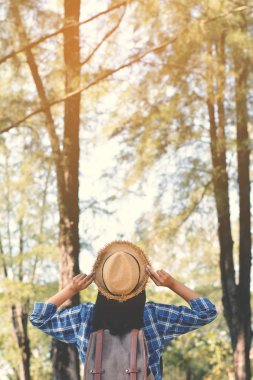 Park mutlu Asyalı kız sırt çantası 