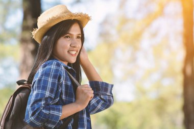 Park mutlu Asyalı kız sırt çantası 