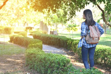 Park ve orman arka plan, Relax zaman mutlu Asyalı kız sırt çantası