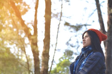 Park ve orman arka plan, Relax zaman tatil mutlu Asya kadınlarda