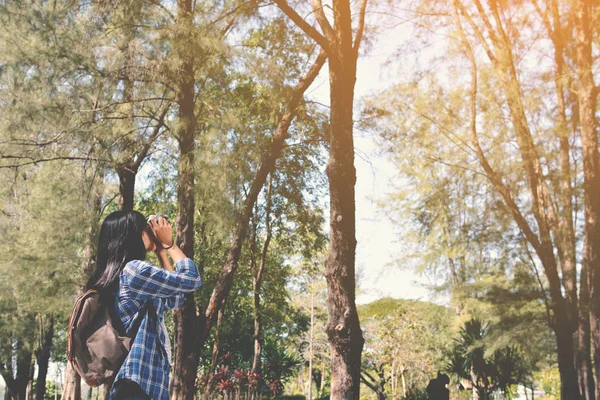 Asiático mujeres sosteniendo un cámara de tiro —  Fotos de Stock