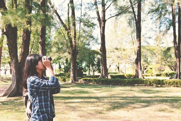 カメラ撮影を保持するアジア女性 — ストック写真