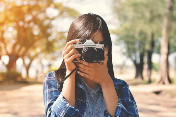 아시아 여성을 촬영 하는 카메라를 들고 — 스톡 사진