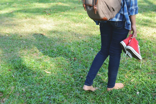 Pies de las mujeres en la caminata en el parque y relajarse tiempo de vacaciones . — Foto de Stock