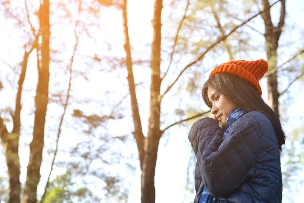 Mochila de mujeres asiáticas felices en el parque y el fondo del bosque, tiempo de relax —  Fotos de Stock