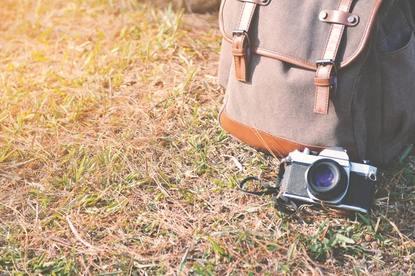 Saco e câmera na cor da natureza de viagem conceito tom vintage — Fotografia de Stock