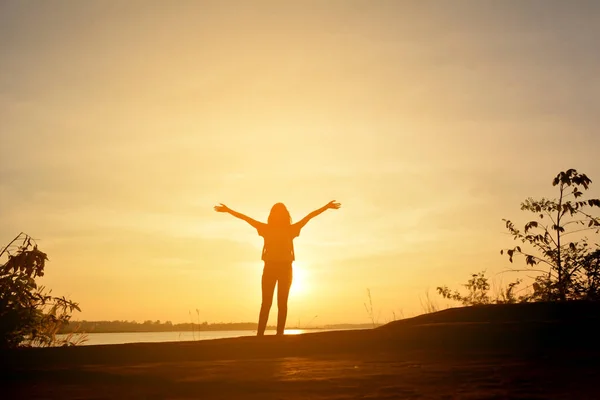 Mutlu kadınların silueti gün batımında doğa konsepti seyahat dinlenmek — Stok fotoğraf