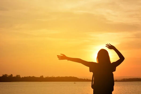 Silhueta de mulheres felizes relaxar na natureza conceito viagem ao pôr do sol — Fotografia de Stock