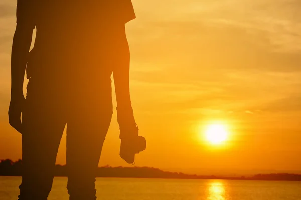 Silhouette di donne asiatiche in possesso di una fotocamera riprese in natura e rilassarsi tempo in holiday.concept viaggio colore del tono vintage — Foto Stock