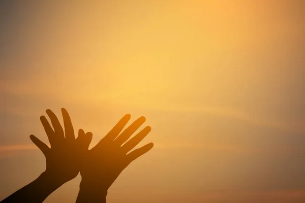 Silhuetten av fågel handformen sky solnedgången — Stockfoto