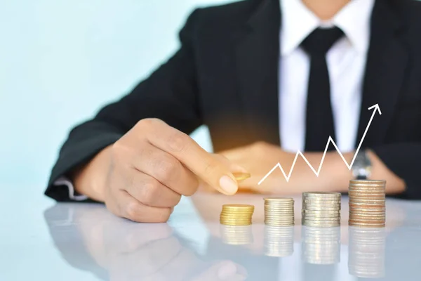 Sikke üzerinde mavi arka plan holding iş kadınları