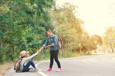 Mutlu Asya çocuk yol ve orman arka planda sırt çantası