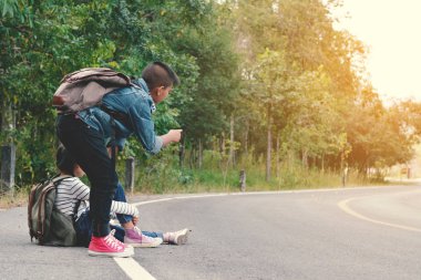 Mutlu Asya çocuk yol ve orman arka planda sırt çantası