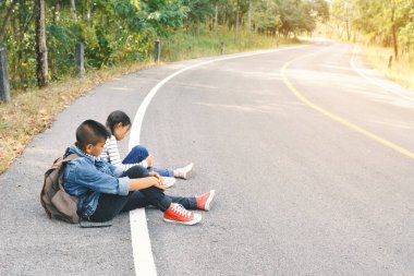 Asya çocuk backpacking doğa arka planda sonra yorgun