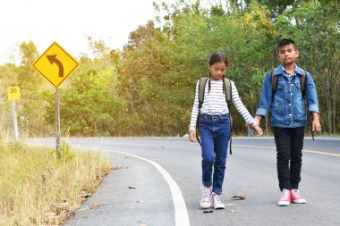 Mutlu Asya çocuk yol ve orman arka planda sırt çantası