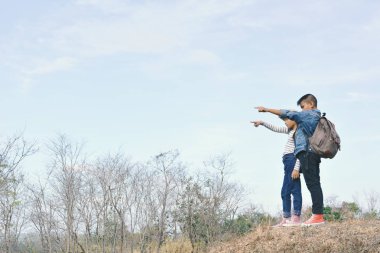 Doğa arka planda mutlu Asya çocuk sırt çantası, tatil zamanında Relax