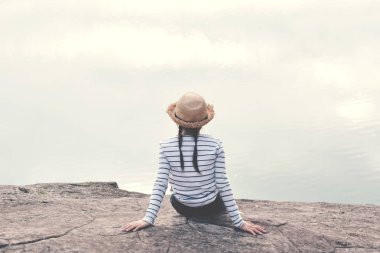 Doğa arka planda mutlu Asyalı kız, tatil zamanında Relax 