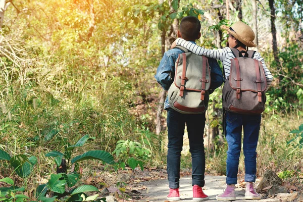 Mochila de niños asiáticos felices en el fondo de la naturaleza, tiempo de relax en vacaciones — Foto de Stock